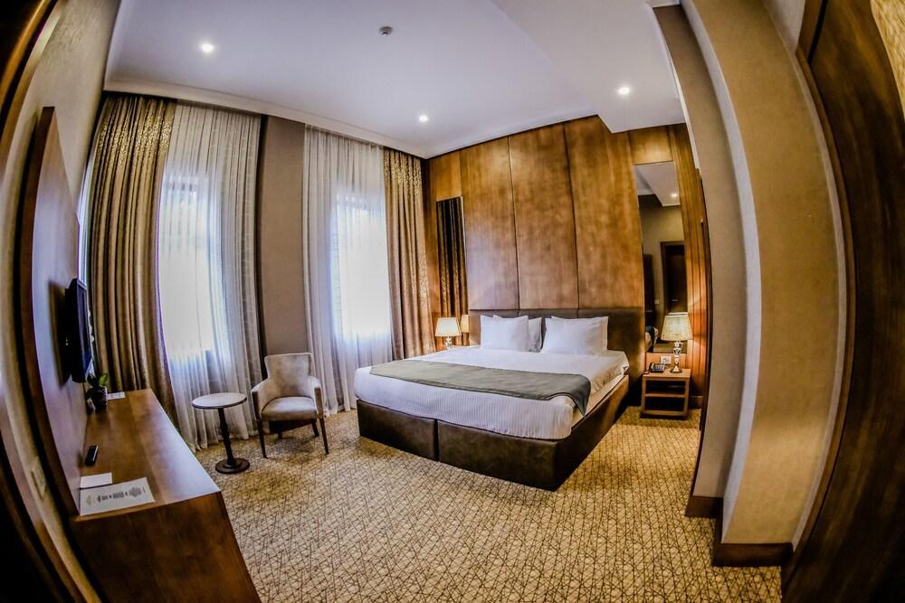 Madison Hotel Baku Exteriör bild