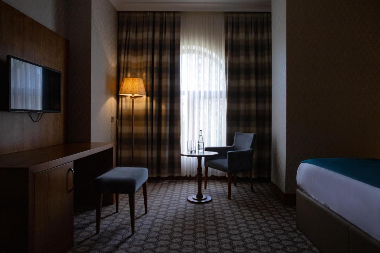 Madison Hotel Baku Exteriör bild