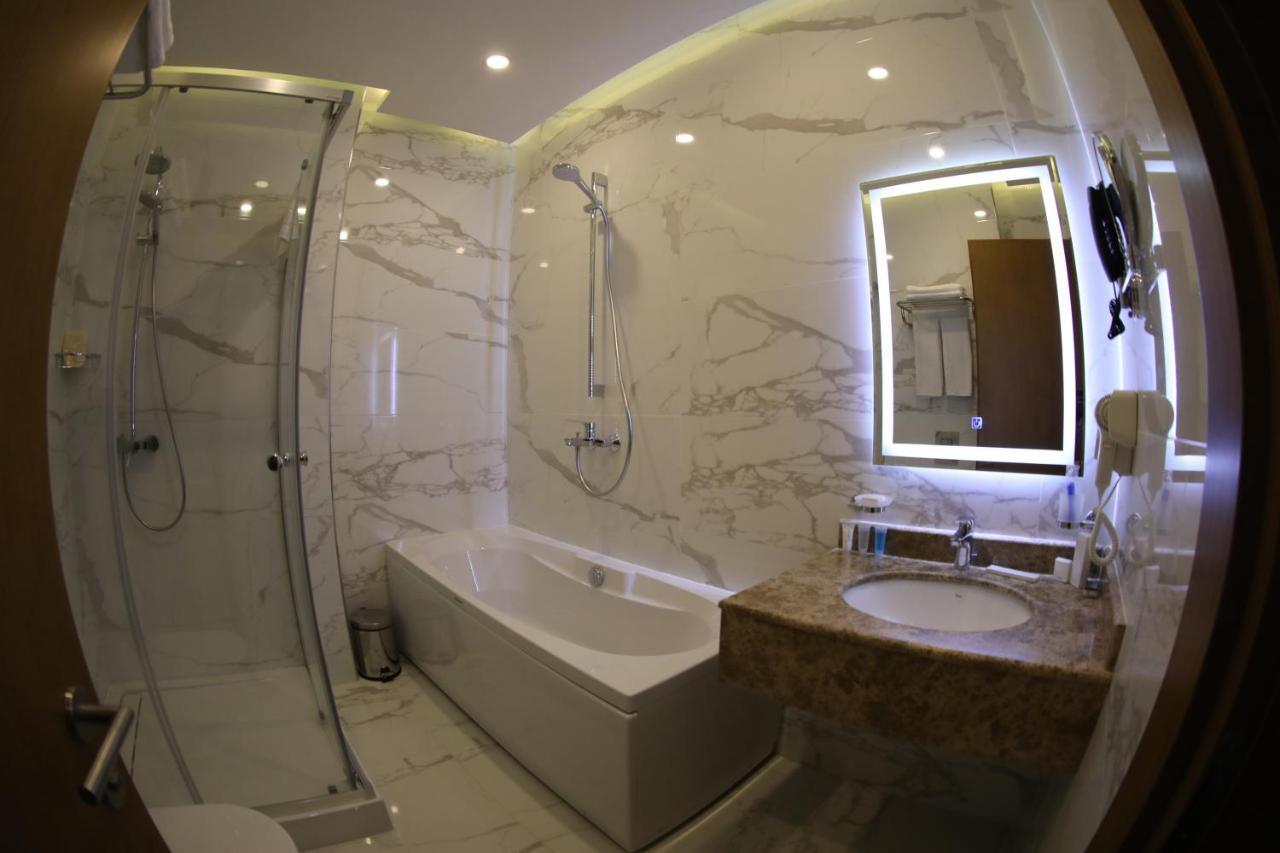 Madison Hotel Baku Exteriör bild